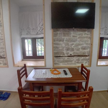 Arpet Guesthouse Gjirokastër المظهر الخارجي الصورة