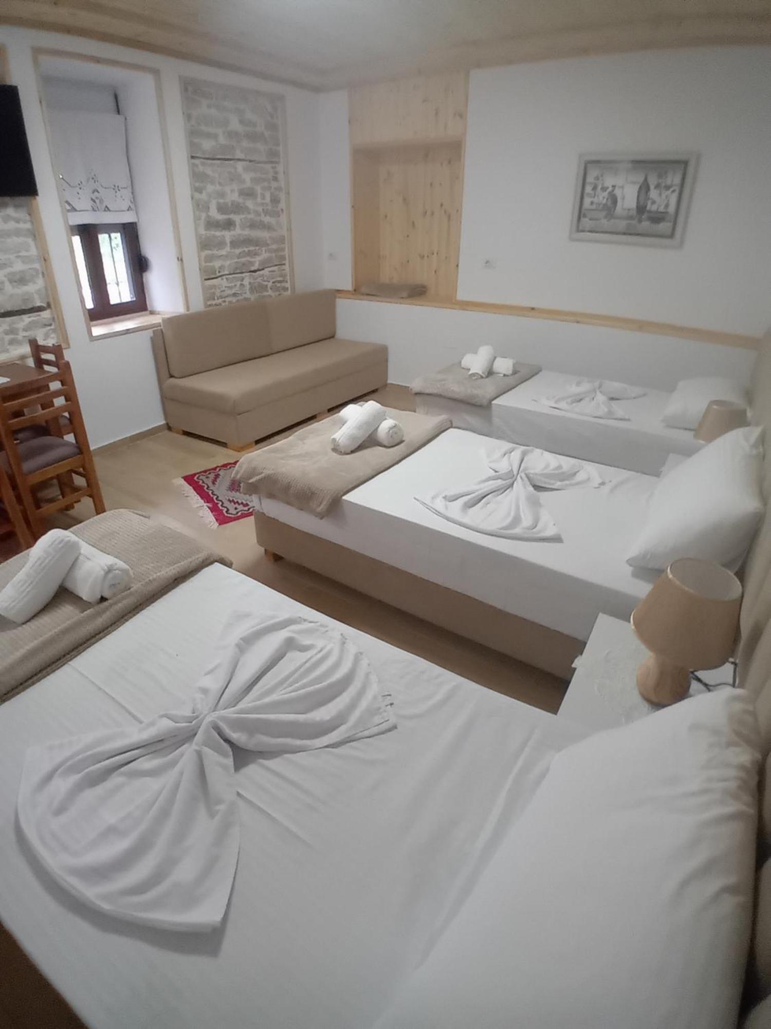 Arpet Guesthouse Gjirokastër المظهر الخارجي الصورة