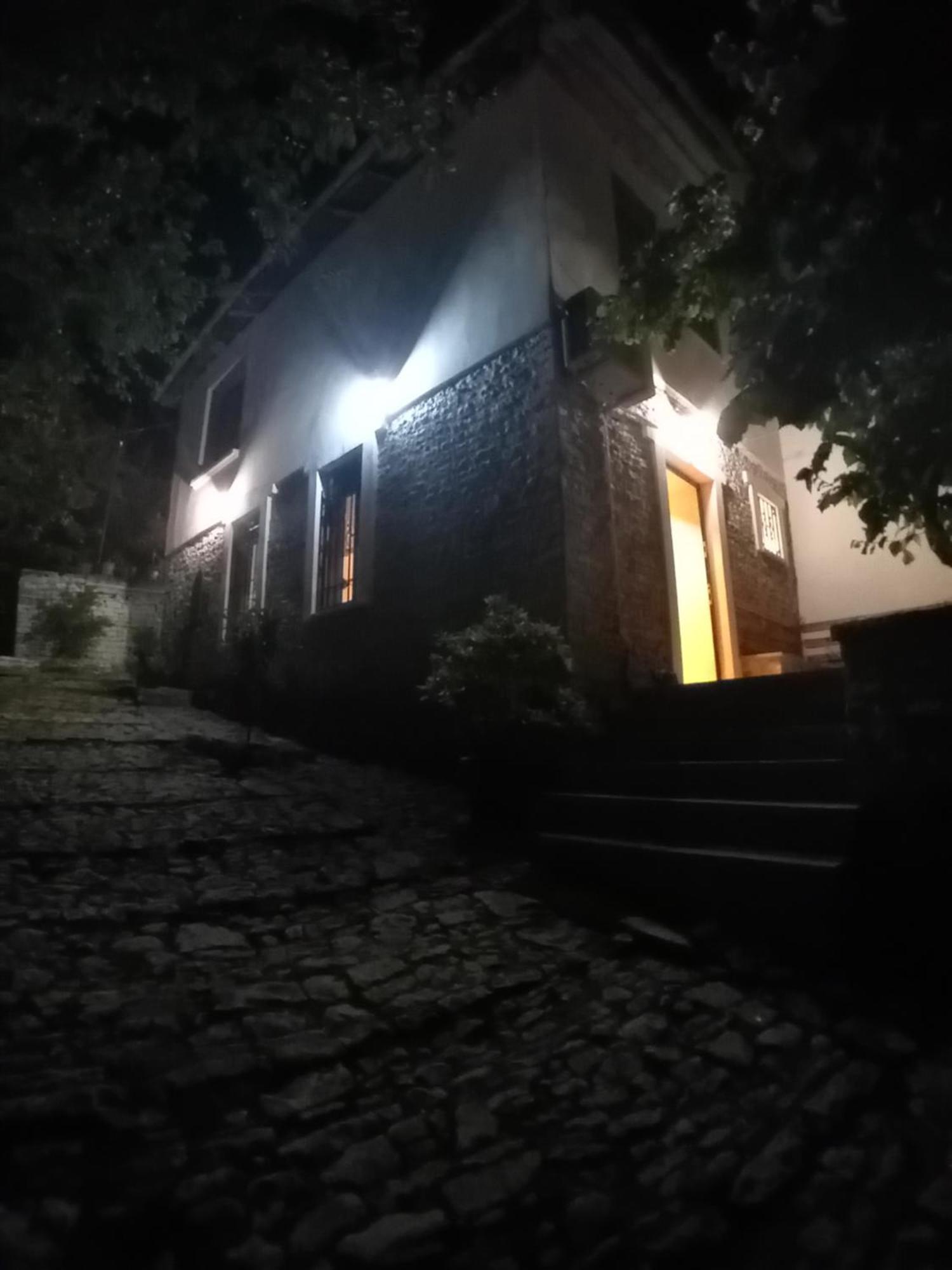 Arpet Guesthouse Gjirokastër المظهر الخارجي الصورة