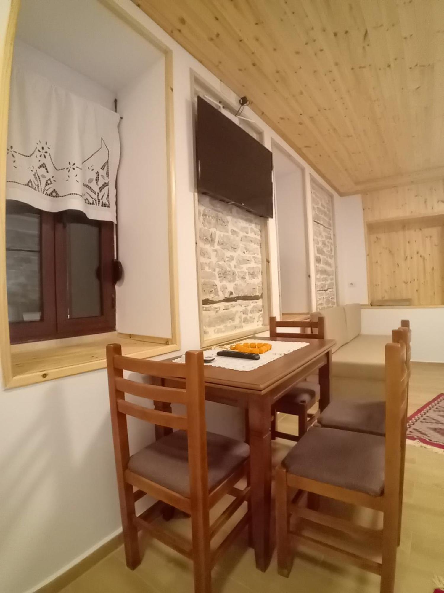 Arpet Guesthouse Gjirokastër المظهر الخارجي الصورة