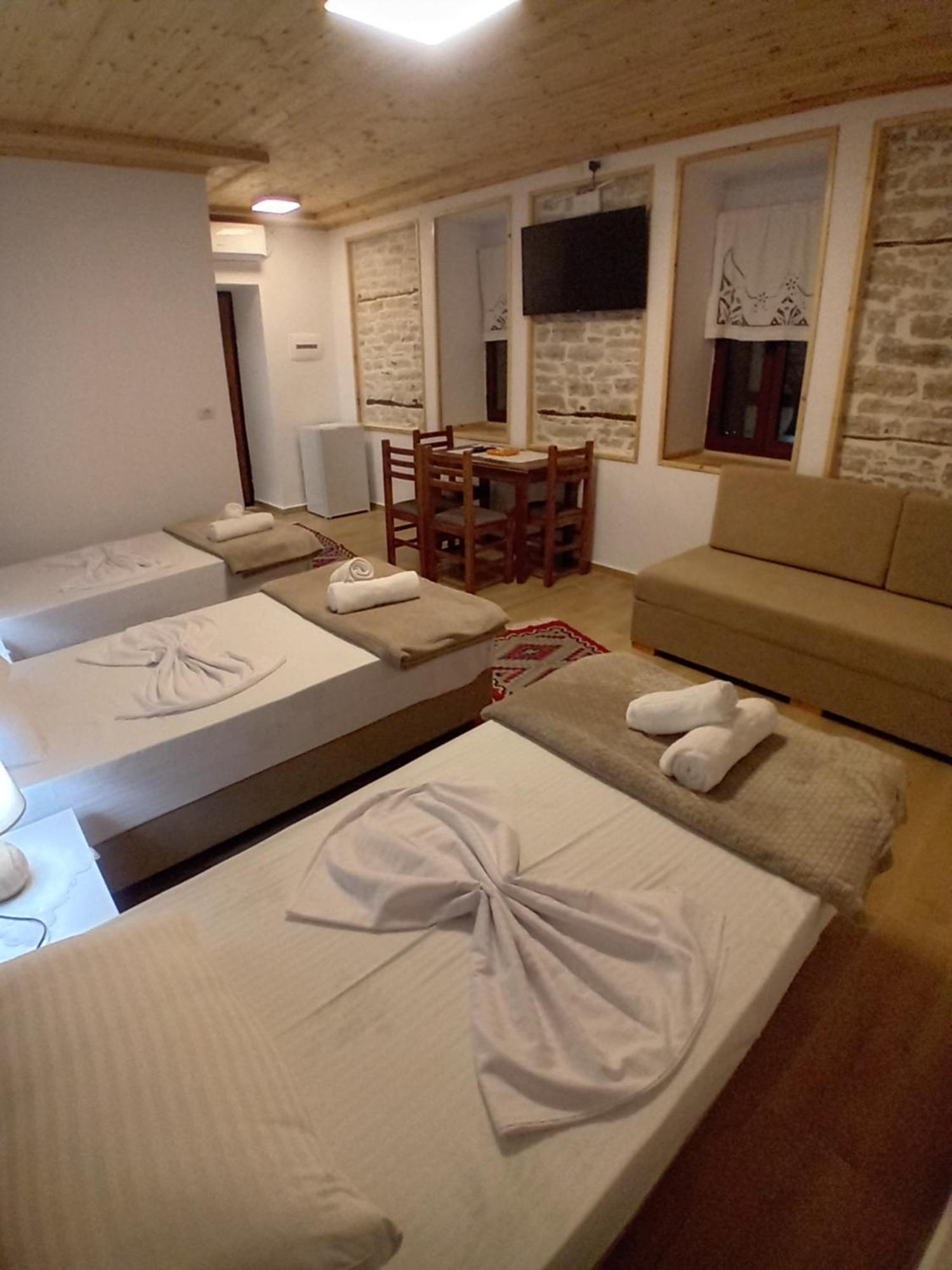 Arpet Guesthouse Gjirokastër المظهر الخارجي الصورة